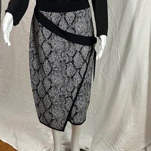 Black and white asymmetrical skirt with buckle and stretch